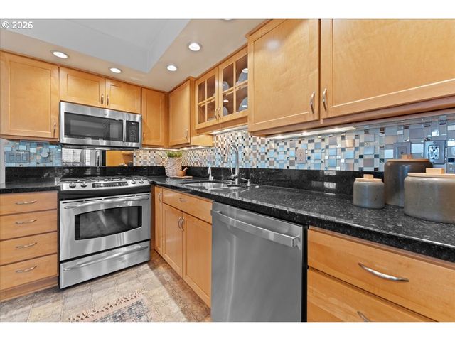 100 LEONARD St 3-2, Lake Oswego, OR 97034