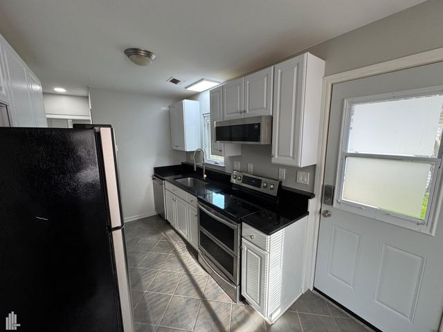 1337 Wacon Drive, Troy, MI 48083