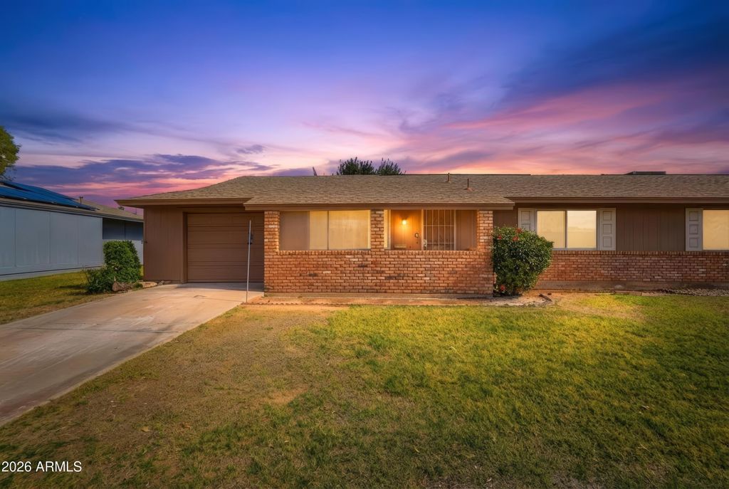 10528 W SARATOGA Circle, Sun City, AZ 85351