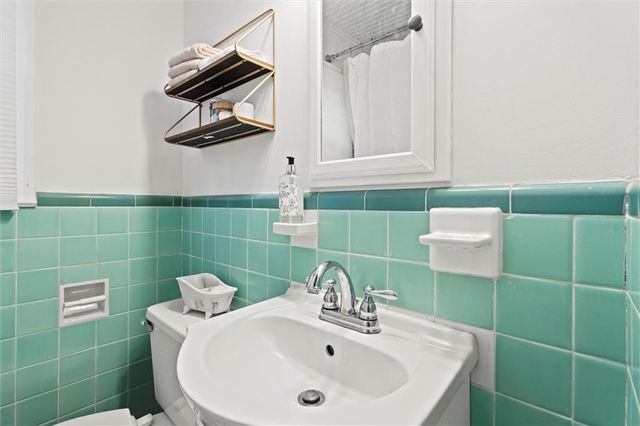 8242 Belleview Avenue, Kansas City, MO 64114