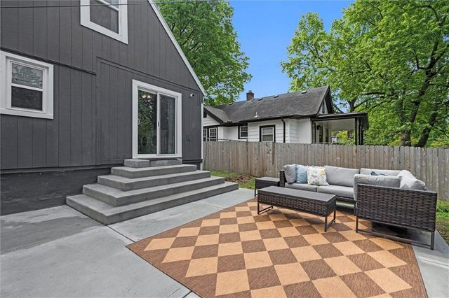 8242 Belleview Avenue, Kansas City, MO 64114