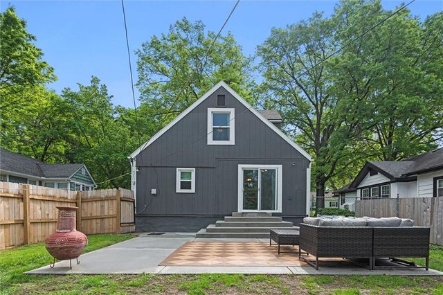 8242 Belleview Avenue, Kansas City, MO 64114