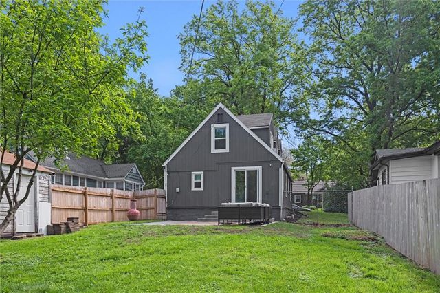 8242 Belleview Avenue, Kansas City, MO 64114