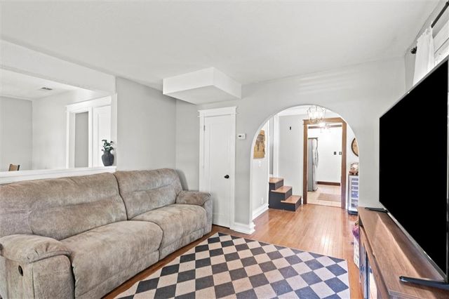 8242 Belleview Avenue, Kansas City, MO 64114