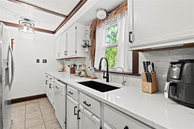 8242 Belleview Avenue, Kansas City, MO 64114