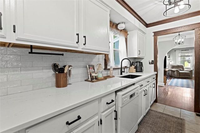 8242 Belleview Avenue, Kansas City, MO 64114