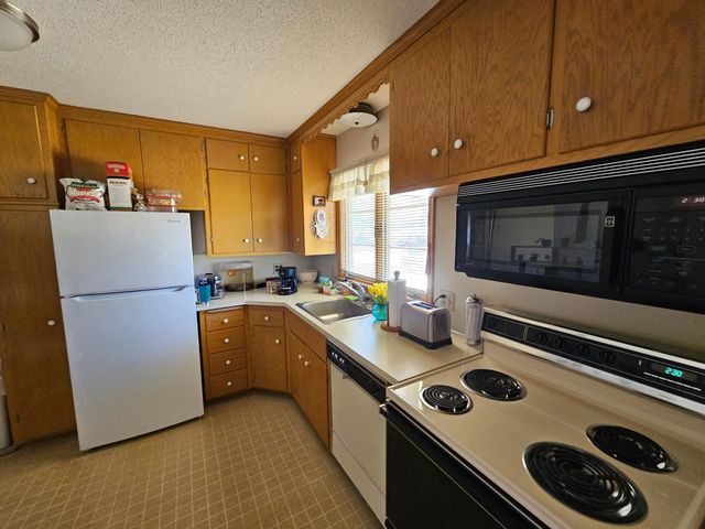 605 Park Valley Drive W, Hopkins, MN 55343