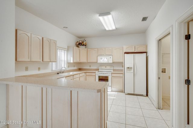 624 Cedar Side Circle NE, Palm Bay, FL 32905