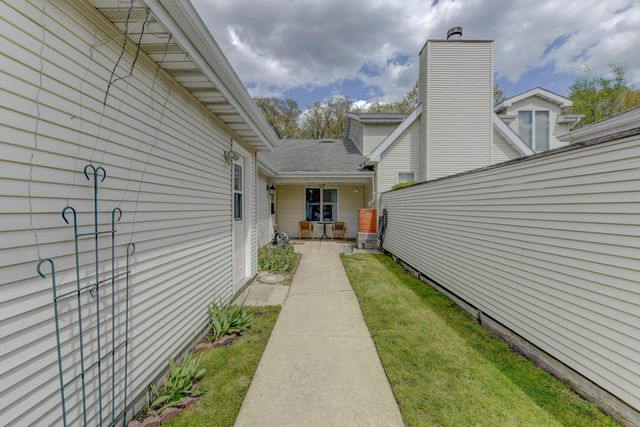 2242 Deerpath Drive W, Schererville, IN 46375