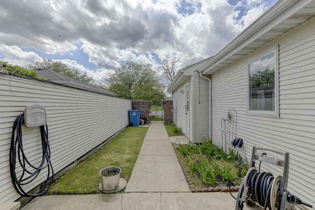2242 Deerpath Drive W, Schererville, IN 46375