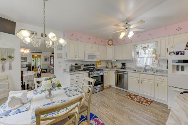2242 Deerpath Drive W, Schererville, IN 46375