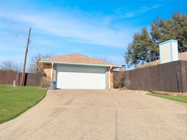 5216 Stagetrail Drive, Arlington, TX 76017