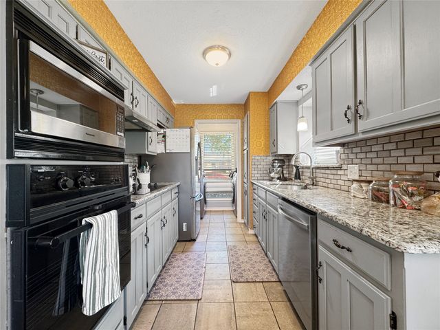 5216 Stagetrail Drive, Arlington, TX 76017