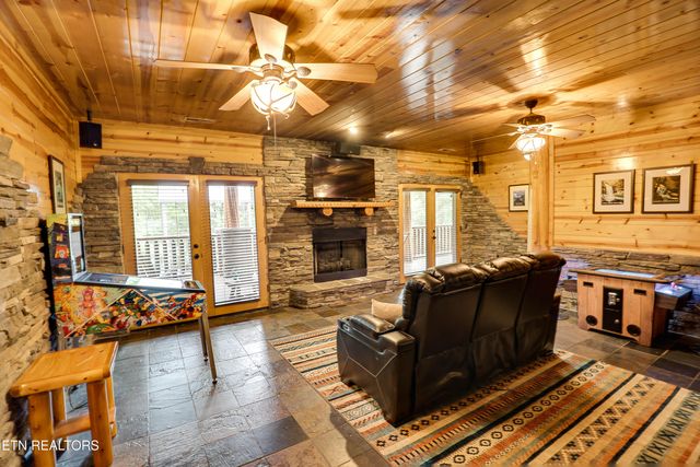 2154 Loafers Glory Way, Gatlinburg, TN 37738