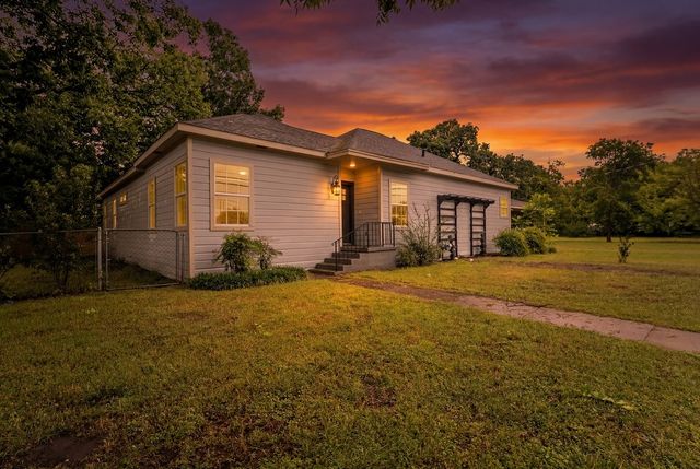 1001 W Lampasas Street, Ennis, TX 75119