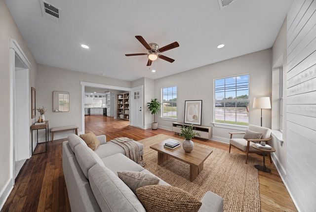 1001 W Lampasas Street, Ennis, TX 75119