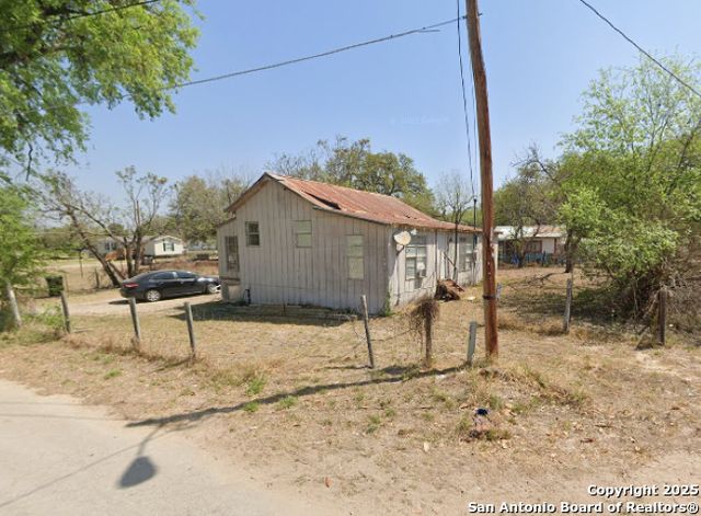 812 Flores, Devine, TX 78016