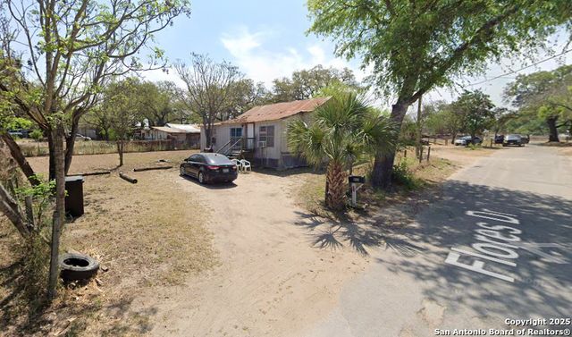 812 Flores, Devine, TX 78016