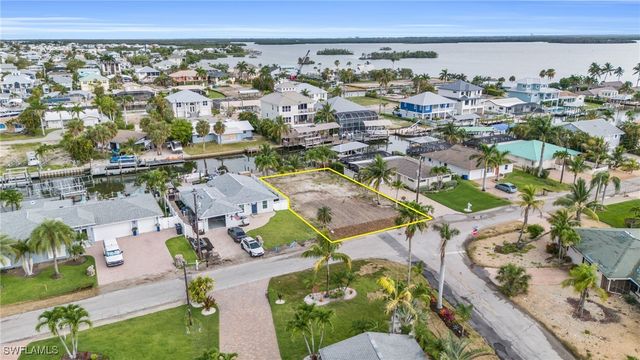 231 Albatross ST, Fort Myers Beach, FL 33931
