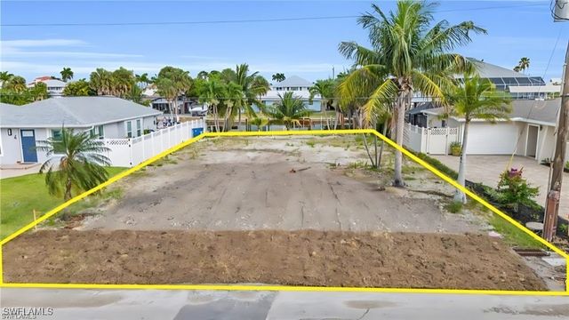 231 Albatross ST, Fort Myers Beach, FL 33931