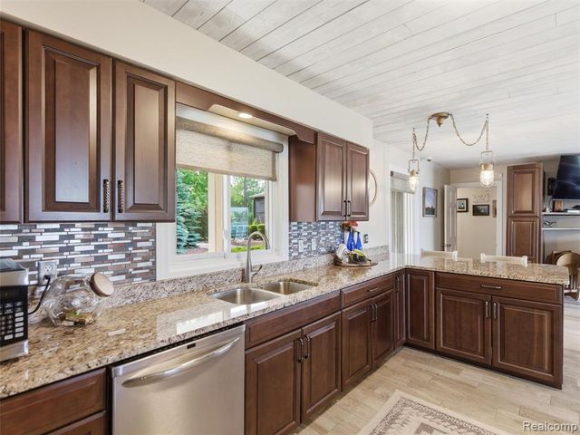 12099 Torrey Road, Fenton, MI 48430