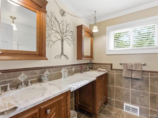 12099 Torrey Road, Fenton, MI 48430
