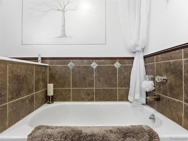 12099 Torrey Road, Fenton, MI 48430