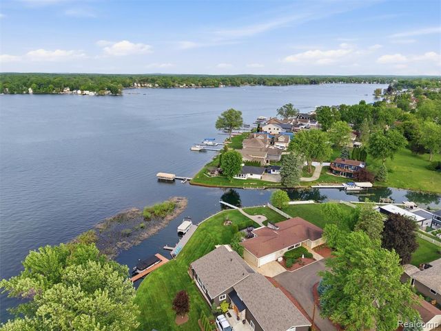12099 Torrey Road, Fenton, MI 48430