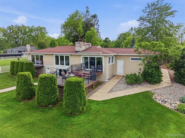12099 Torrey Road, Fenton, MI 48430