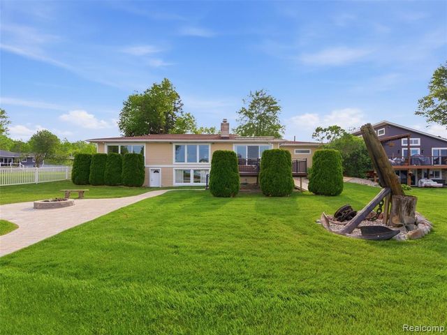 12099 Torrey Road, Fenton, MI 48430