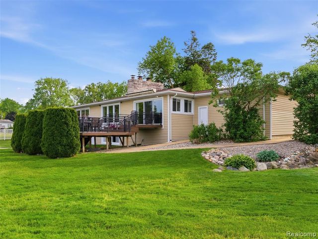 12099 Torrey Road, Fenton, MI 48430
