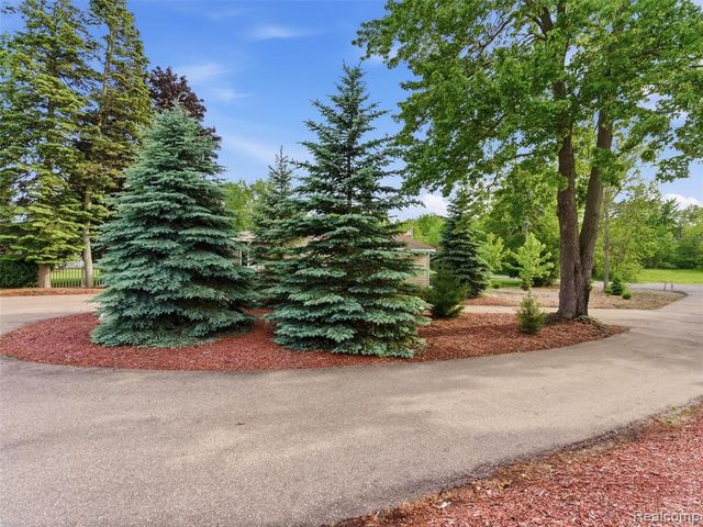 12099 Torrey Road, Fenton, MI 48430