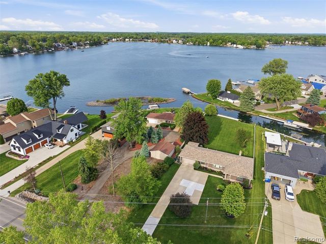 12099 Torrey Road, Fenton, MI 48430