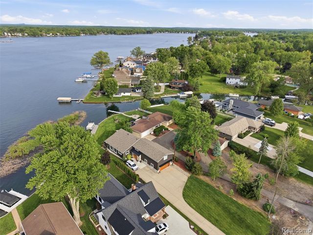 12099 Torrey Road, Fenton, MI 48430