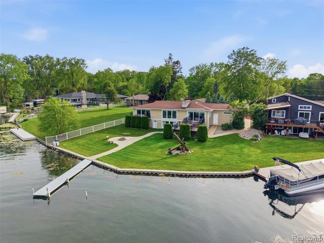 12099 Torrey Road, Fenton, MI 48430