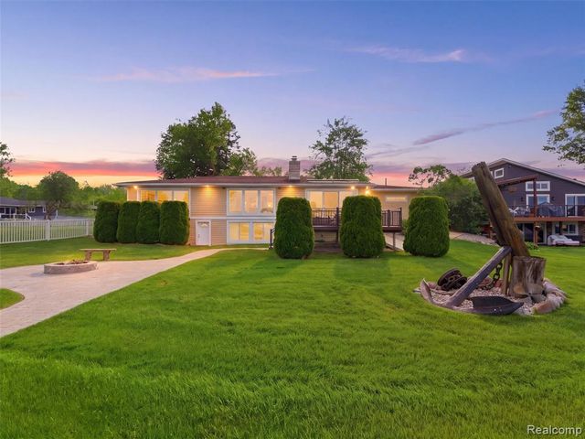 12099 Torrey Road, Fenton, MI 48430