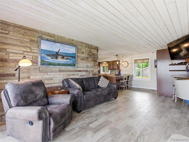 12099 Torrey Road, Fenton, MI 48430