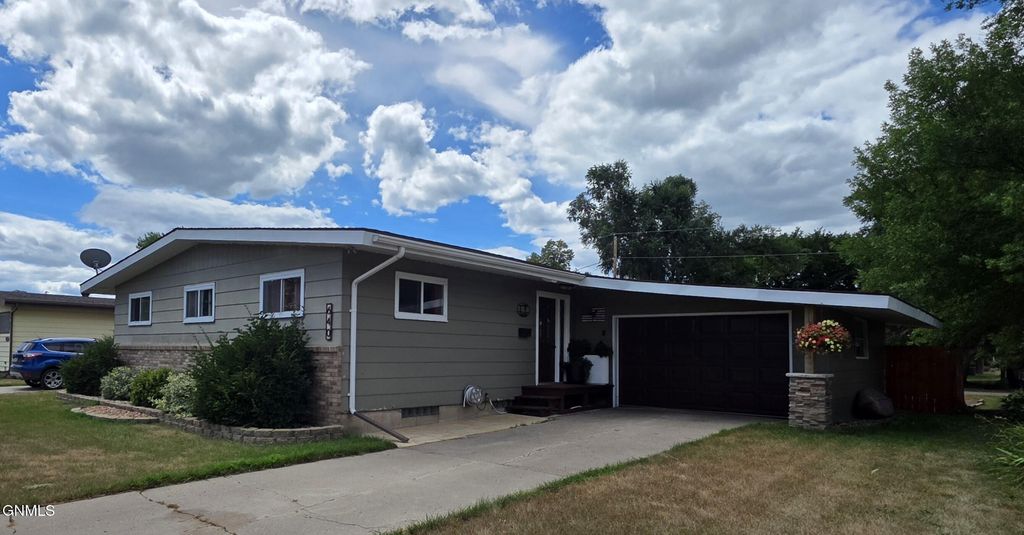 640 9th Avenue SW, Valley City, ND 58072 photo 1