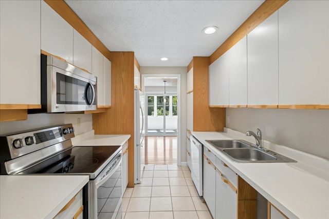378 Winding Pond Road, Londonderry, NH 03053