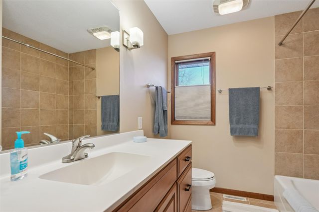 5981 T12 Highway N, Newton, IA 50208