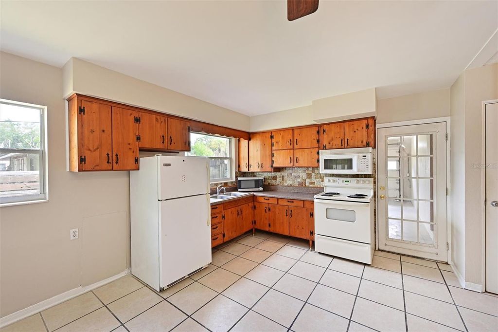 Image 9 of property listing at 4808 19TH STREET W, Bradenton, FL 34207