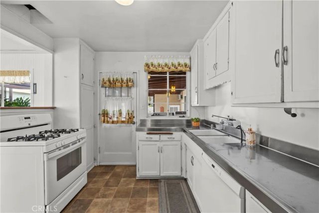 17465 Bullock Street, Encino, CA 91316