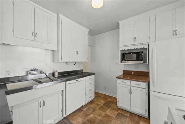 17465 Bullock Street, Encino, CA 91316