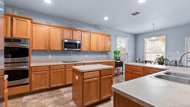 325 Golden Bear Dr, Cibolo, TX 78108