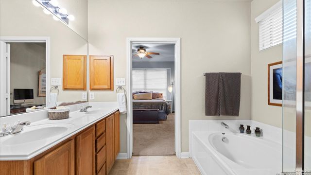 325 Golden Bear Dr, Cibolo, TX 78108