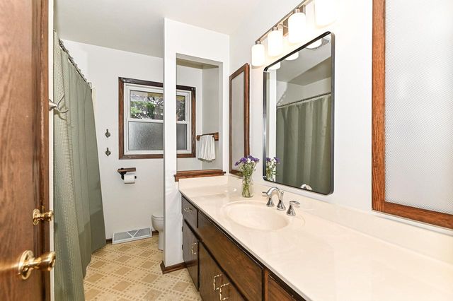8049 S Waring DRIVE, Oak Creek, WI 53154