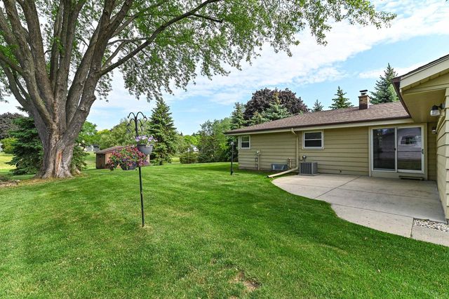 8049 S Waring DRIVE, Oak Creek, WI 53154