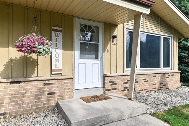 8049 S Waring DRIVE, Oak Creek, WI 53154