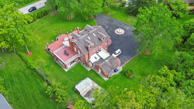 300 N BRADLEY Road, Lake Forest, IL 60045