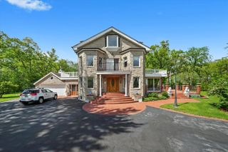 300 N BRADLEY Road, Lake Forest, IL 60045